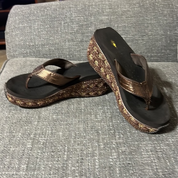 VOLATILE Women's Flip Flop Wedge Sandal. Size 8 - Picture 2 of 7